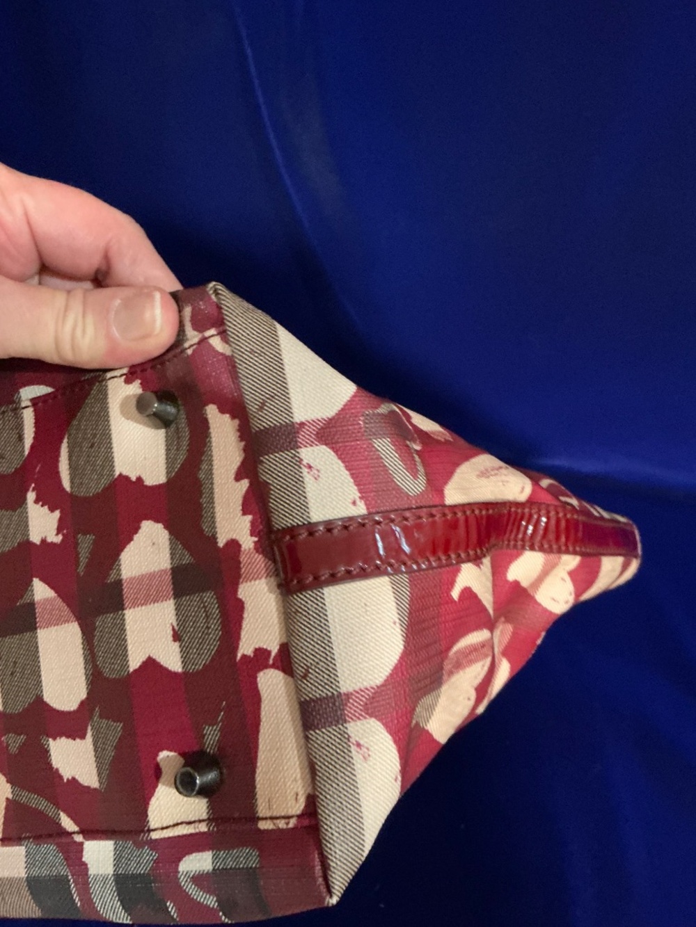 Burberry Ltd Edition Patent Painted Heart Supernova Coated Canvas Nickie Tote - Picture 4 of 10